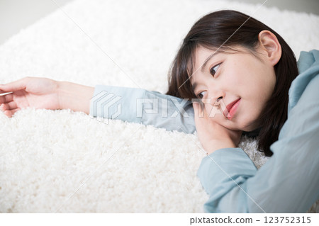 女人躺著,放鬆,思考和回憶——也是為了美麗和美麗 女人躺著,放鬆,思考和回憶——也是為了美麗和美麗 123752315