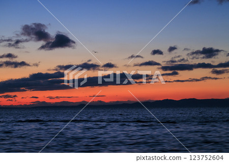 朝霞映照下的國後島（拍攝地點：羅臼海岸） 123752604