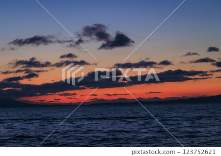 朝霞映照下的國後島（拍攝地點：羅臼海岸） 123752621