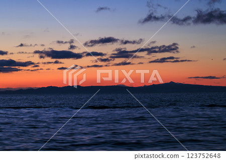朝霞映照下的國後島（拍攝地點：羅臼海岸） 123752648
