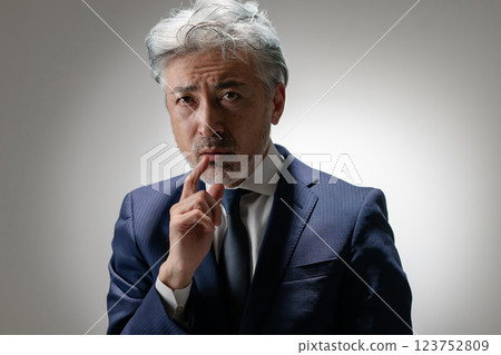中年商人的思考 中年商人的思考 123752809