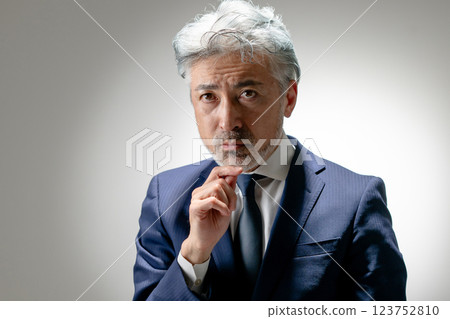 中年商人的思考 123752810