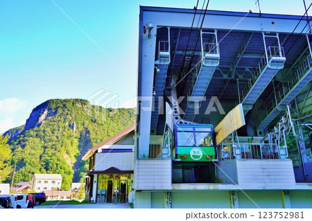 Hokkaido Daisetsuzan Sounkyo and Kurodake Ropeway scenery 123752981