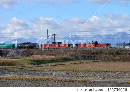 DD51雙罐貨運列車以鈴鹿山脈為背景行駛 123754056