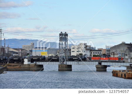 DD511801橫跨Suehiro可移動橋樑的水泥貨運列車 123754057