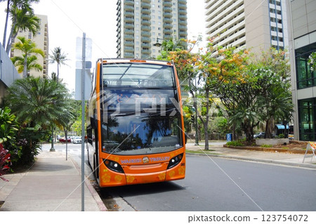[Hawaii] Waikiki Trolley "Pink Line" stopped in Honolulu 123754072