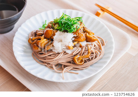 磨碎的滑子蕎麥麵 123754626