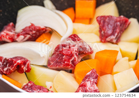 Fry the curry ingredients Fry the curry ingredients 123754634