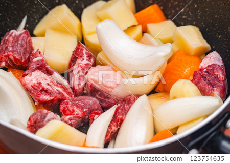 將咖哩材料炒熟 123754635