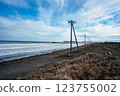 Electric poles lined up along the coast 123755002