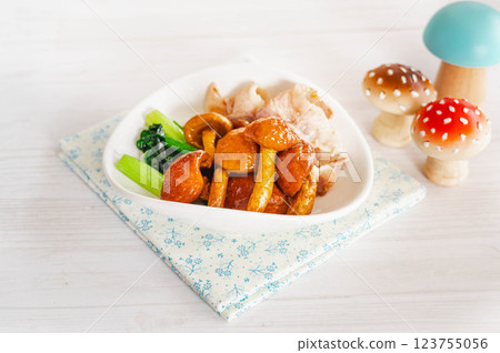 Chokai mushrooms and komatsuna stir-fried with butter 123755056