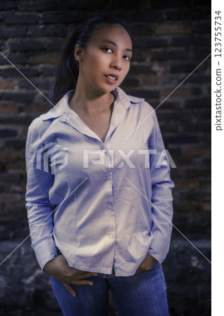 Indonesian girl posing in jeans 123755734