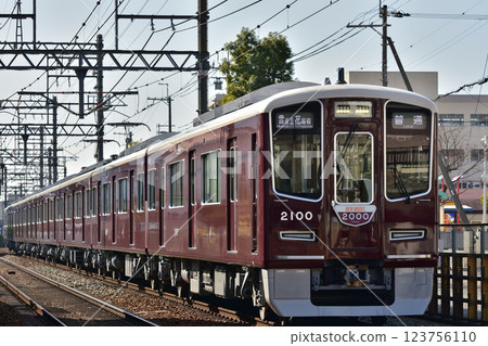 阪急寶塚線2000系列前往寶塚 123756110