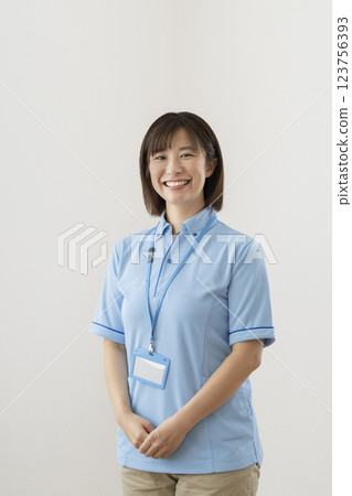 一名 30 多歲的設施工作人員對著鏡頭微笑 一名 30 多歲的設施工作人員對著鏡頭微笑 123756393