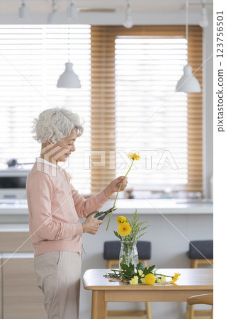 Senior woman arranging flowers 123756501