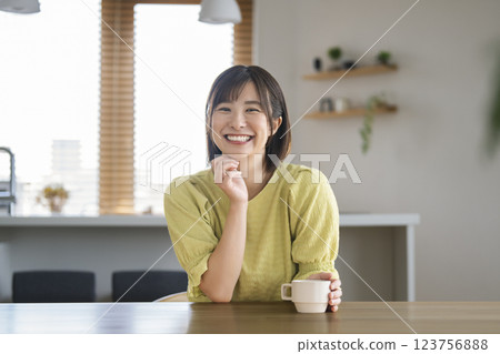 Arasa woman smiling looking at the camera 123756888