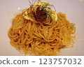 Cold, dry tantan noodles topped with edible flowers 123757032
