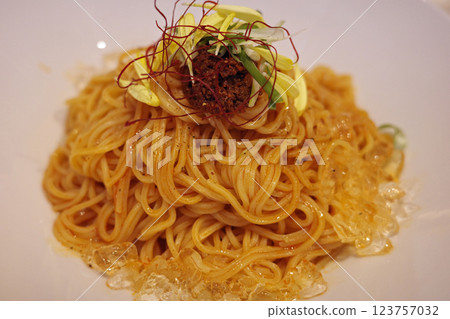 撒上可食用花朵的冷乾擔擔面 撒上可食用花朵的冷乾擔擔面 123757032