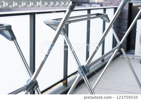 一款時尚的晾衣桿,可折疊起來,在公寓陽台上使用 一款時尚的晾衣桿,可折疊起來,在公寓陽台上使用 123759310