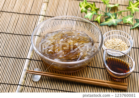 涼粉_盛在玻璃碗中，放在竹蓆上 123760081