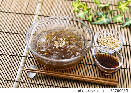Tokoroten_Served in a glass bowl on a bamboo mat 123760085