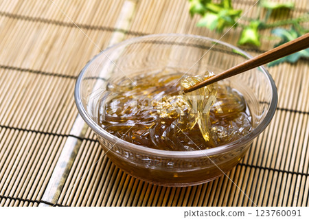 涼粉_盛在玻璃碗中，放在竹蓆上 123760091