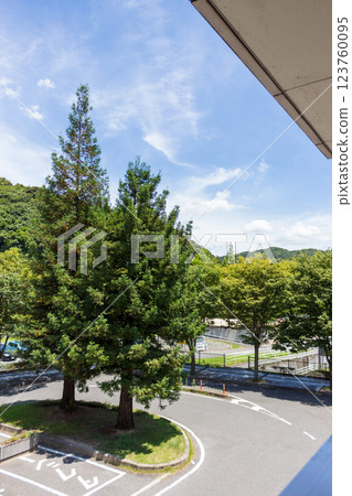 綠樹環繞的站前環形交叉路口 [山陽本線、瀨野站] 123760095