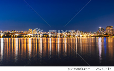 首爾漢江和麻浦大橋在晚上 123760416