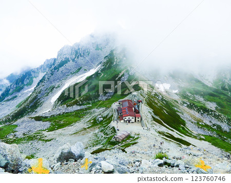 從立山大山登山道望去的一之山莊 123760746