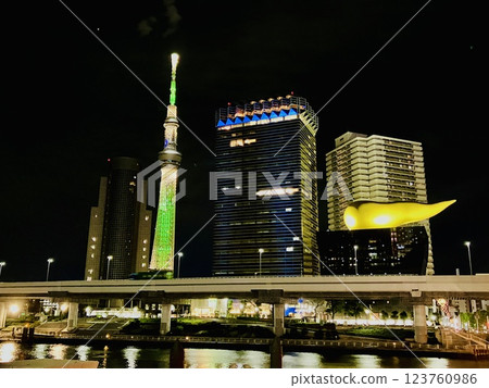 Illuminated Skytree at night as seen from Azumabashi Bridge 123760986