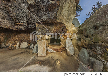 Zuiganji Temple and Hoshinkutsu Cave in late autumn (Matsushima Town, Miyagi County, Miyagi Prefecture) 123761699