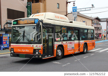 Tobu bus (CNG low-floor bus) in the Takenotsuka area Tobu bus (CNG low-floor bus) in the Takenotsuka area 123762212