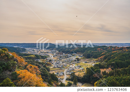 Evening view of Shishigahana Park and autumn leaves in Iwata City (Shizuoka Prefecture) Evening view of Shishigahana Park and autumn leaves in Iwata City (Shizuoka Prefecture) 123763406