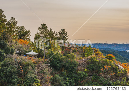 Evening view of Shishigahana Park and autumn leaves in Iwata City (Shizuoka Prefecture) 123763483
