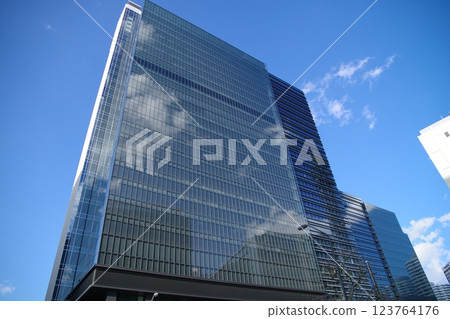 Skyscraper that shines in the blue sky Skyscraper that shines in the blue sky 123764176