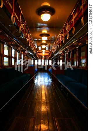 Born in the Taisho era!! A 16m-class wooden double-roofed train with a wooden floor inside 123764687