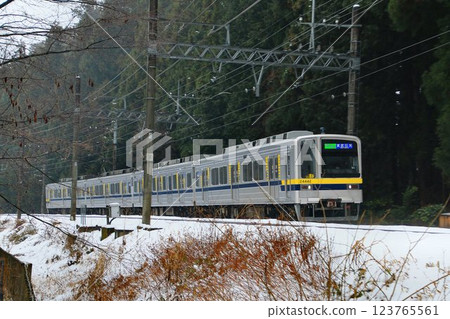 The 20400 series retires from the Hibiya Line and takes to the snowy plains of a new world... The 20400 series retires from the Hibiya Line and takes to the snowy plains of a new world... 123765561