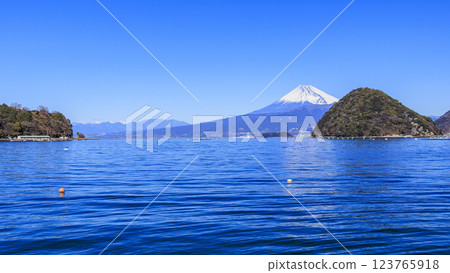 Snow-capped Mount Fuji seen from Suruga Bay across the sea Snow-capped Mount Fuji seen from Suruga Bay across the sea 123765918