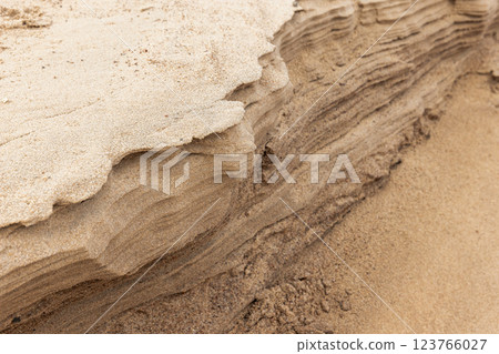 View of distinct horizontal layers of sand 123766027