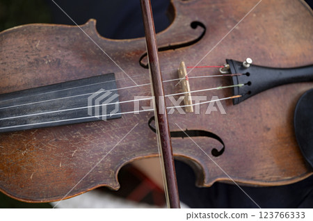 Closeup of an antique violin with a bow 123766333
