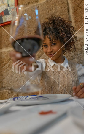 mujer en el restaurante 123766398