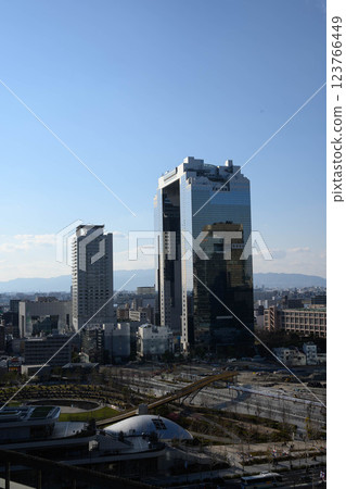 大阪梅田的一棟高樓。藍天和白雲倒映在建築的玻璃和外牆上。 123766449