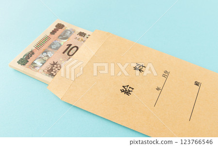 薪水信封裡的 10,000 日元鈔票 123766546