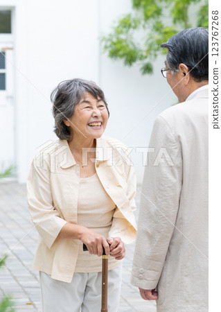 Cuddling senior couple 123767268