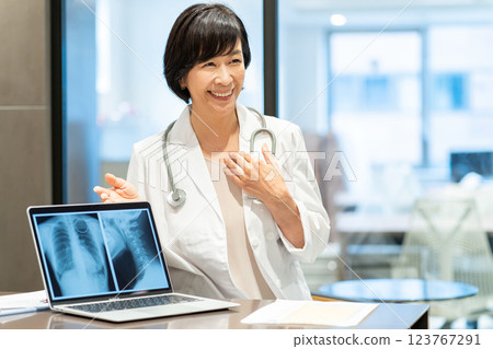 Female doctor to see 123767291