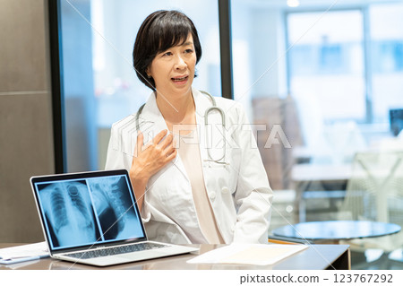 Female doctor to see Female doctor to see 123767292