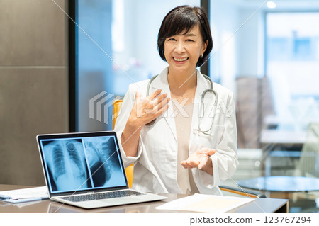 Female doctor to see Female doctor to see 123767294