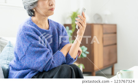 操作智能手機的資深婦女 123767324