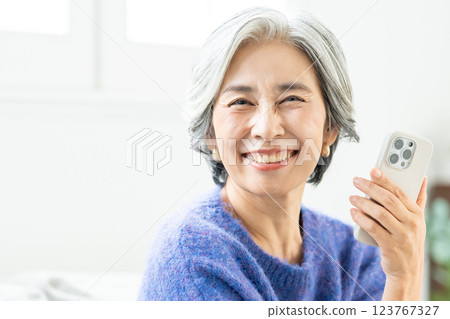 Senior women with a smartphone 123767327