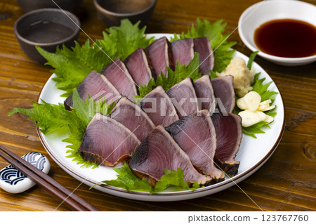 傳統烤鰹魚和清酒的餐點 123767760